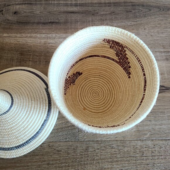 Vintage handmade Tutsi African tight woven basket with lid. 8.5'' tall with lid, - Picture 5 of 8